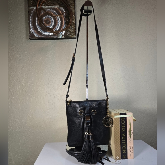 ⭐️Michael Kors Black Leather Tassle Crossbody with Dust Bag - Picture 2 of 16